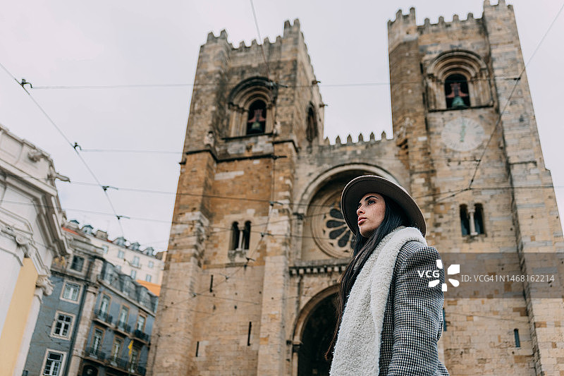 在里斯本主教座堂里的女人图片素材