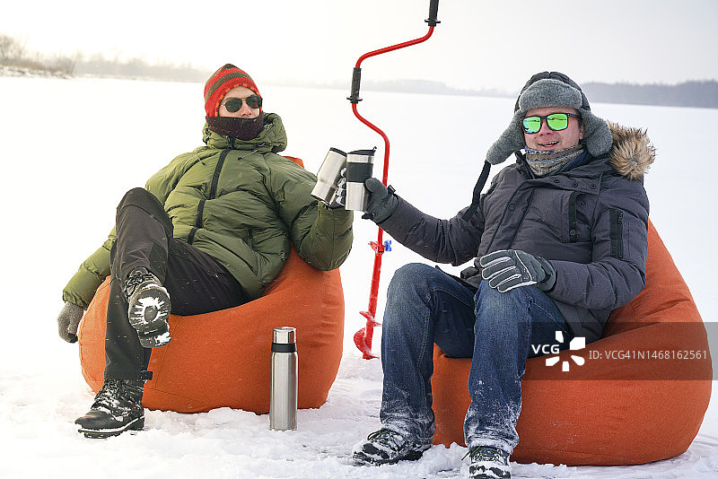 两个男人在豆袋椅上放松图片素材