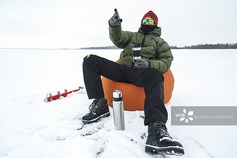 男人坐在懒人沙发里图片素材