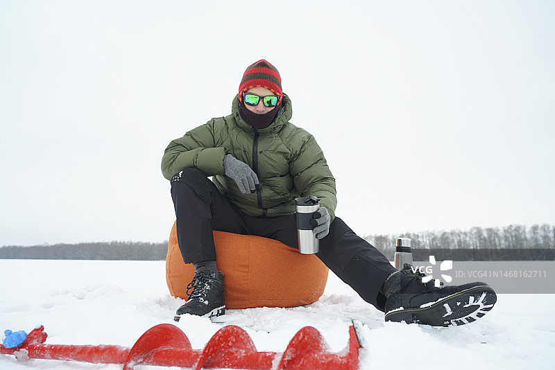 男人坐在懒人沙发里图片素材