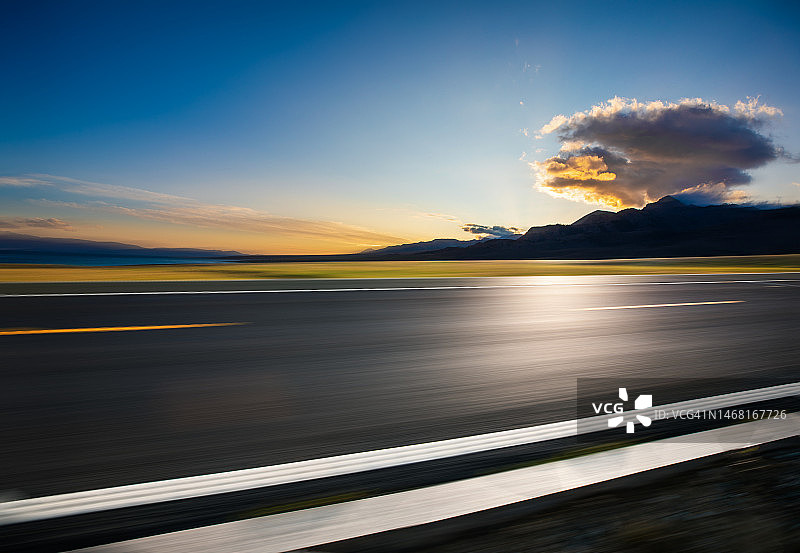 日落时分的户外道路图片素材