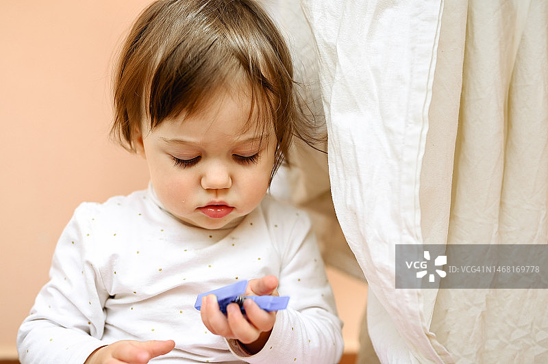 小女孩在户外帮助妈妈洗衣服图片素材