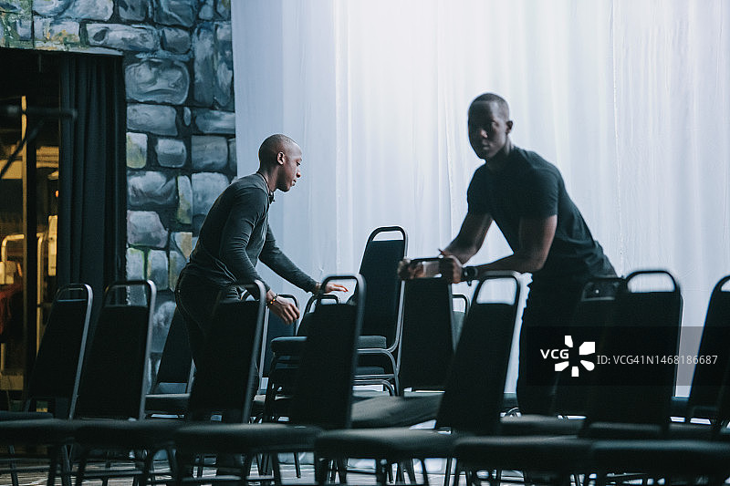 剧院工作人员准备舞台表演，布置椅子图片素材