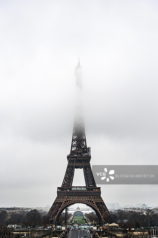 云雾下的巴黎图片素材