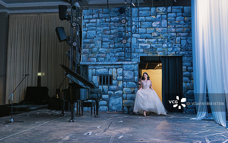 年轻的中国女戏曲演员登台独唱图片素材