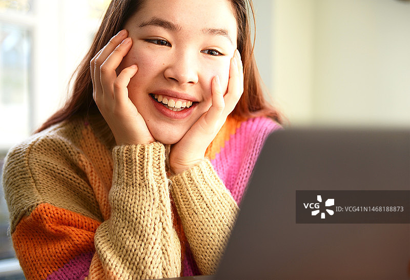 快乐的年轻女人在线上图片素材