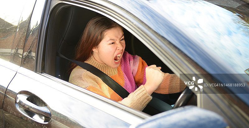 年轻的暴怒司机图片素材