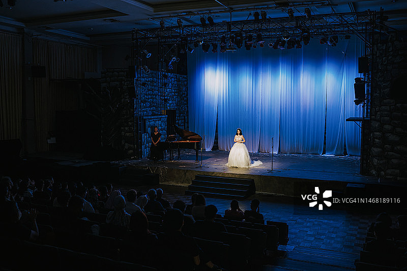 中国女歌唱家与钢琴家在舞台上表演图片素材