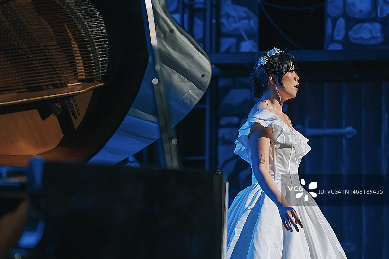 中国青年女歌唱家与钢琴家在舞台上独唱图片素材