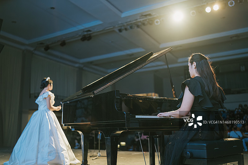 中国钢琴家与女歌唱家在舞台上表演图片素材