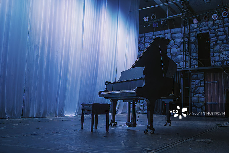 带有三角钢琴和白色背景的音乐舞台剧场，舞台灯光照亮图片素材
