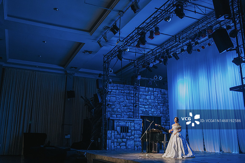 中国女歌唱家与钢琴家在舞台上表演图片素材