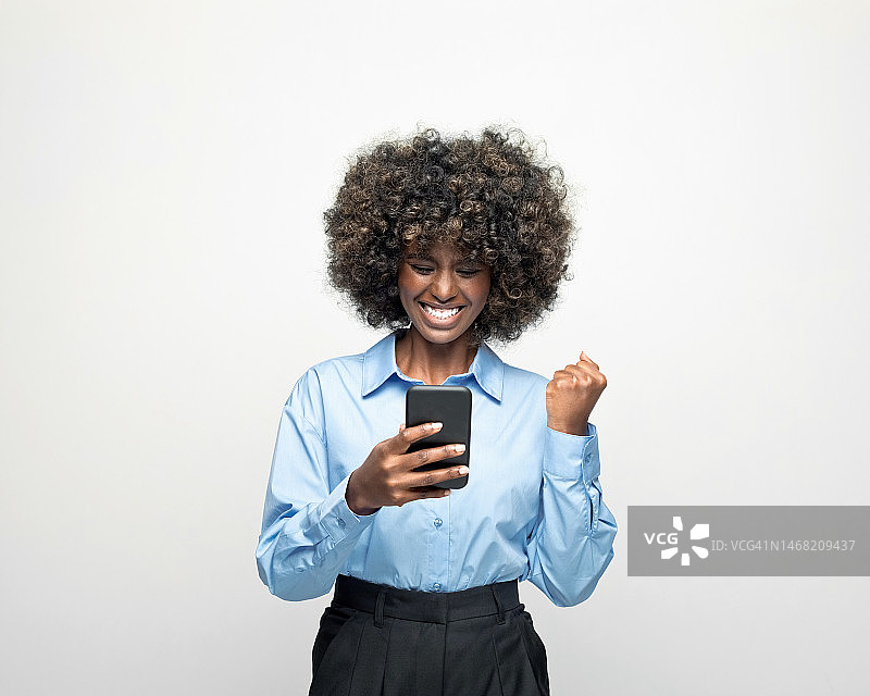 兴奋的年轻女商人肖像图片素材