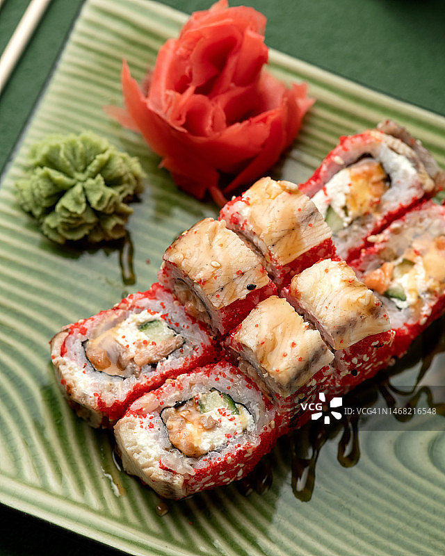 三文鱼寿司卷组合：配奶油奶酪、黄瓜和鱼子酱图片素材