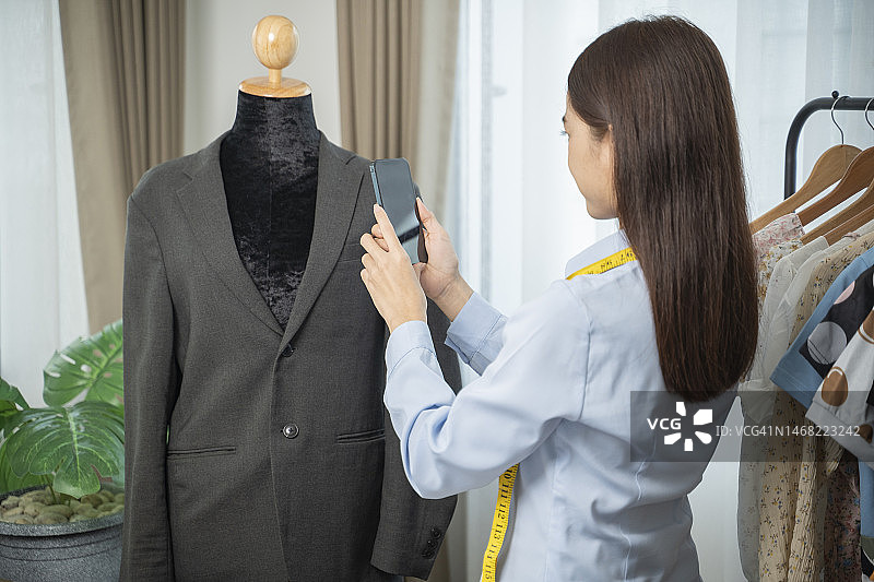 亚洲女裁缝使用手机图片素材