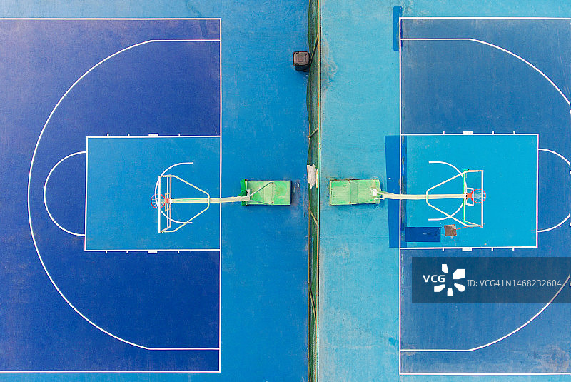 上海篮球场鸟瞰：蓝色旧球场航拍图片素材