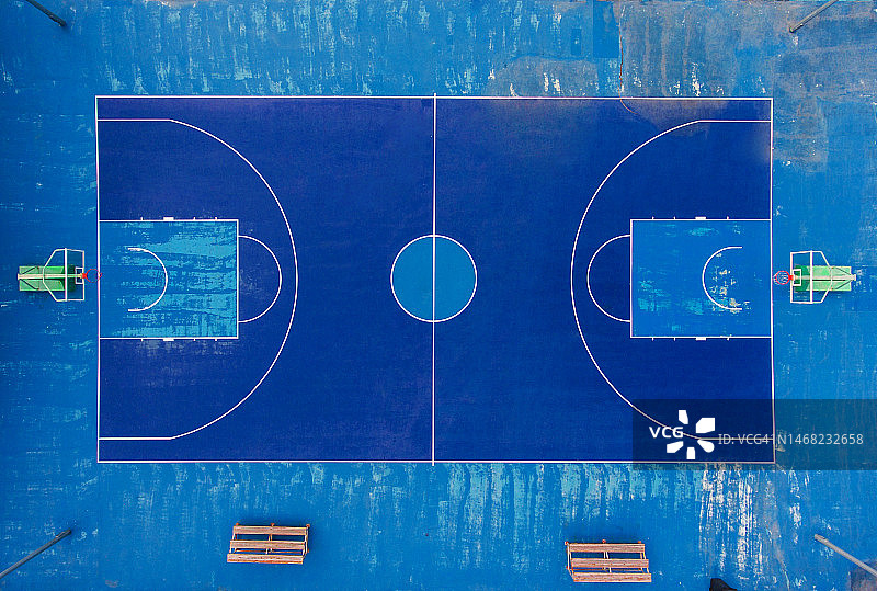 上海篮球场鸟瞰：蓝色旧球场航拍图片素材