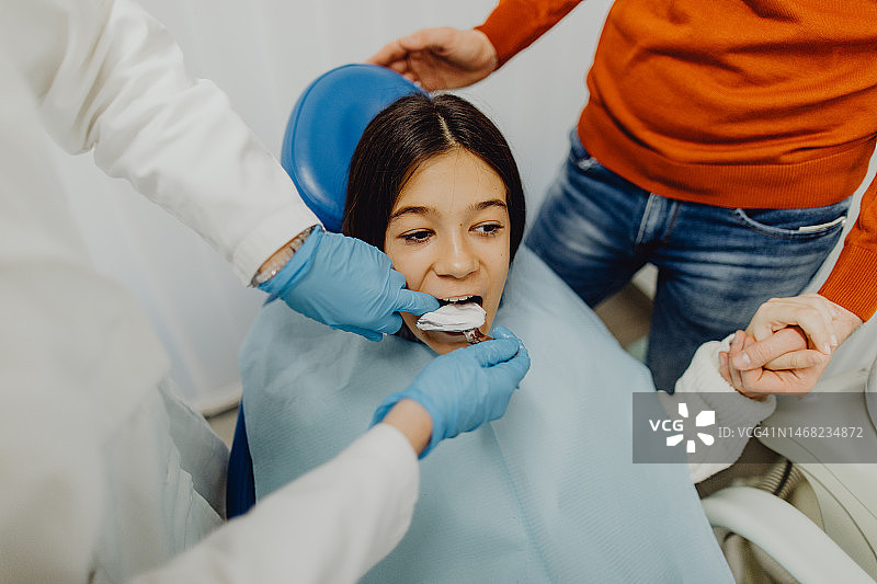 小女孩在牙医处进行牙齿取模特写图片素材