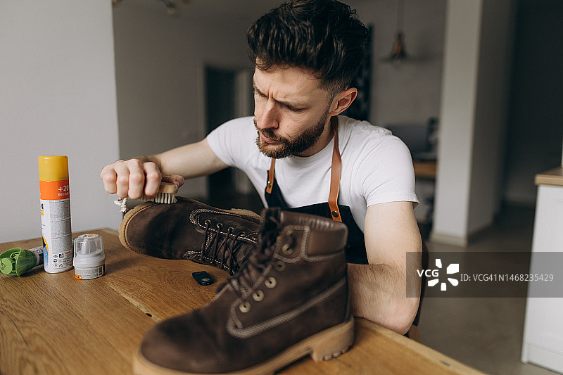 英俊的擦鞋匠专业地擦鞋图片素材