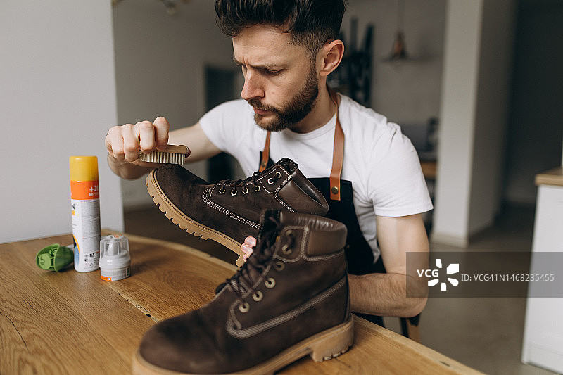 英俊的擦鞋匠专业地擦鞋图片素材