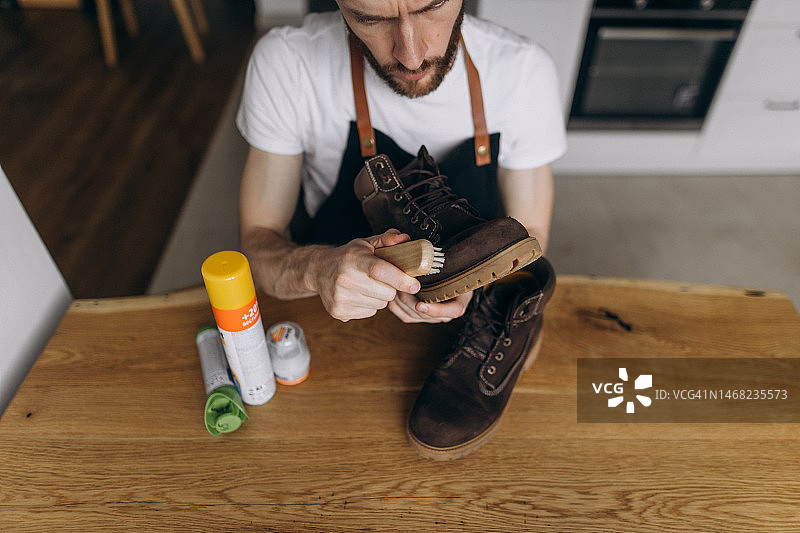英俊的擦鞋匠专业地擦鞋图片素材