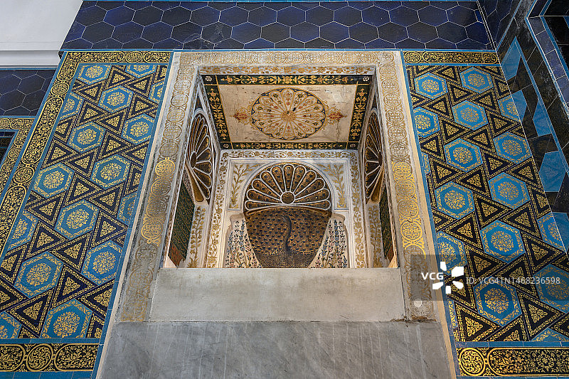 土耳其伊斯坦布尔法蒂赫区瓷砖亭中的青春喷泉图片素材