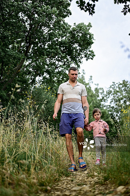 全家在山区度假，享受欢乐的徒步旅行图片素材