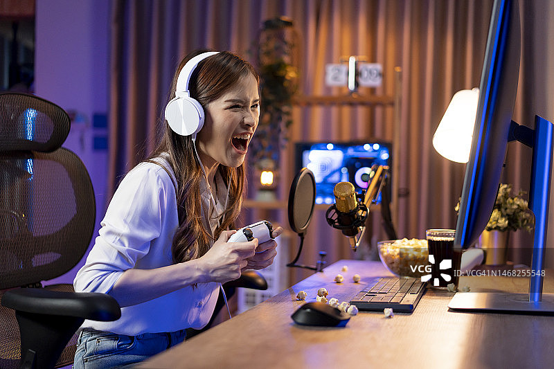 年轻女人在家中客厅直播多人在线游戏图片素材