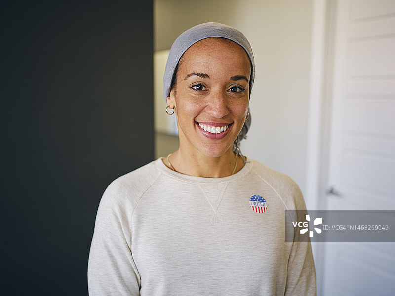 贴有“我投票了”贴纸的医疗保健患者图片素材