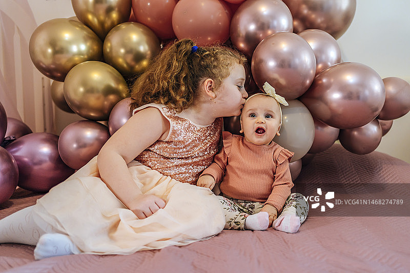 两个可爱的姐妹在家图片素材