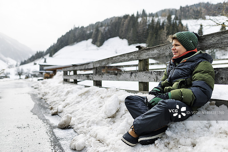 享受冬季散步的青少年男孩图片素材