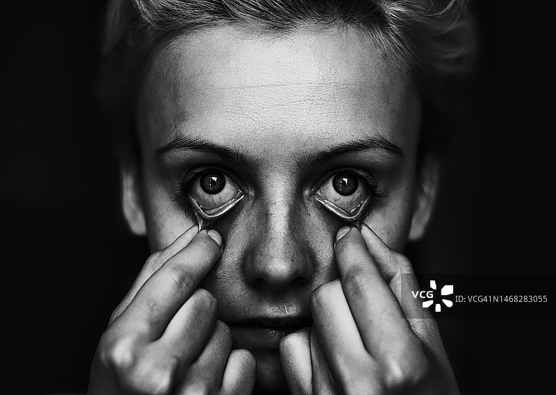 女人伸展眼皮图片素材