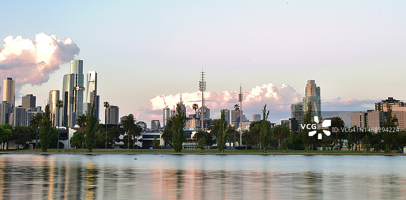 澳大利亚维多利亚州艾伯特公园湖建筑全景图图片素材