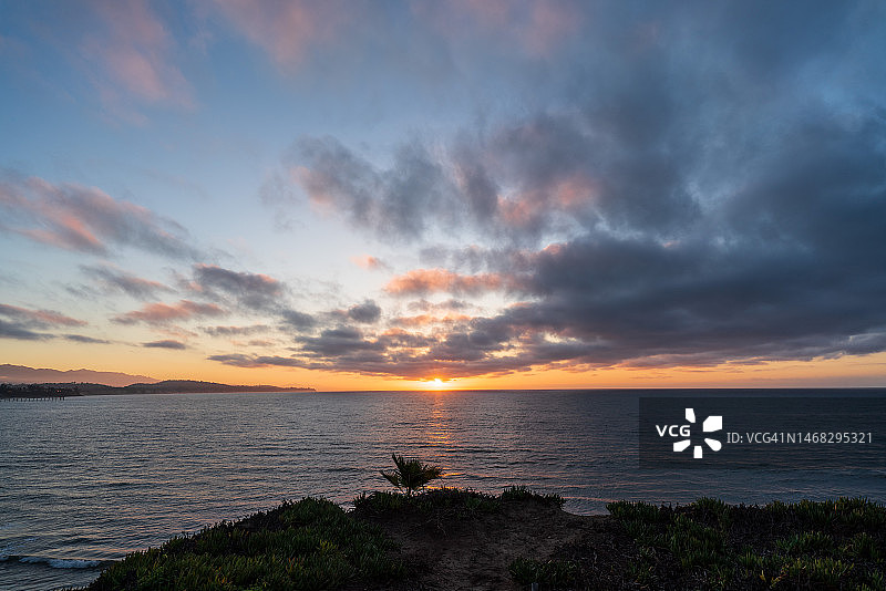 美国加利福尼亚州圣巴巴拉的日落海景图片素材