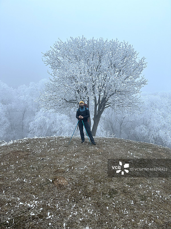 在冬季森林中徒步的男人图片素材
