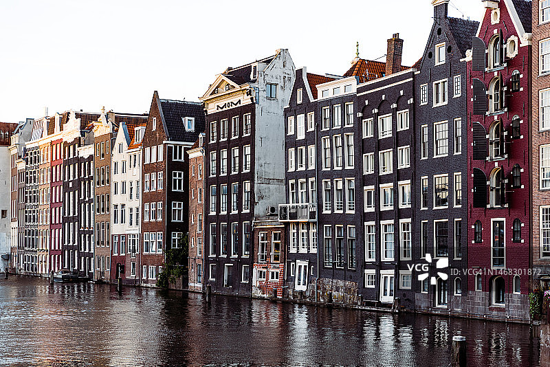 荷兰阿姆斯特丹丹拉克运河沿岸的传统荷兰房屋图片素材