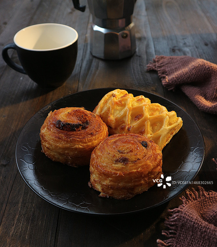 印度尼西亚苏梅当，黑色盘子里的糕点和茶杯图片素材