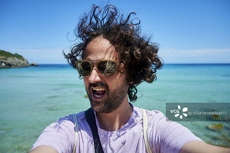 男人在海边撩头发的自拍图片素材