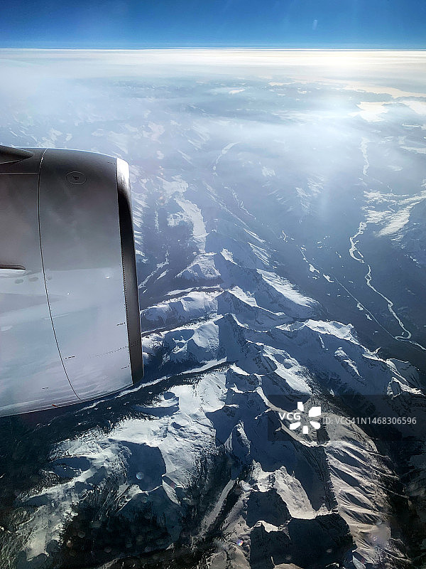 飞机引擎飞越加拿大落基山脉的航拍图片素材