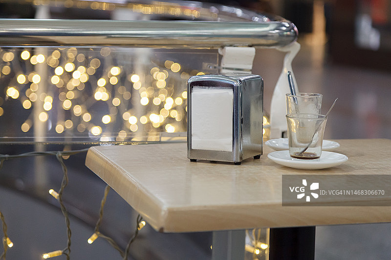 咖啡馆桌子上两个空杯子和餐巾纸的特写图片素材