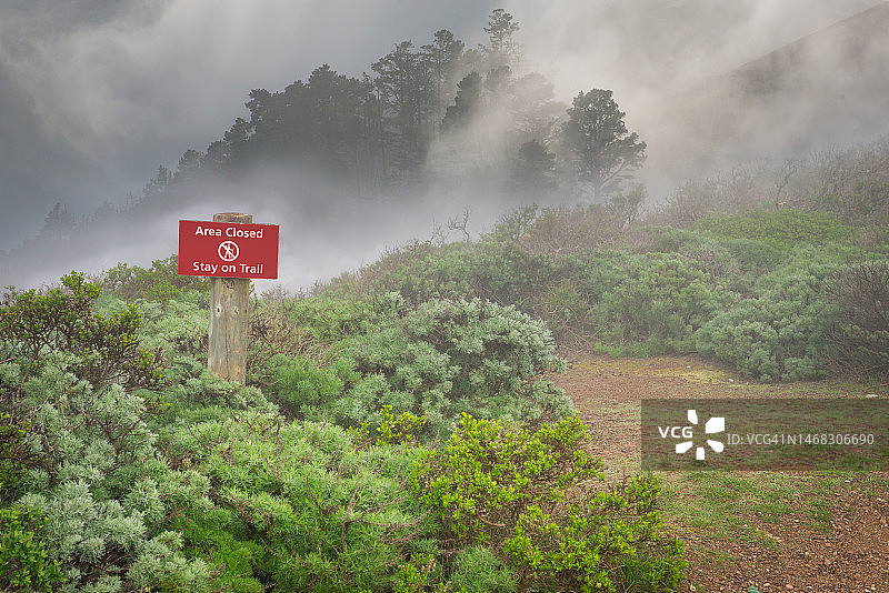 旧金山金门大桥附近徒步小径上的“禁止入内，请勿擅自进入”标志牌，美国加利福尼亚州图片素材