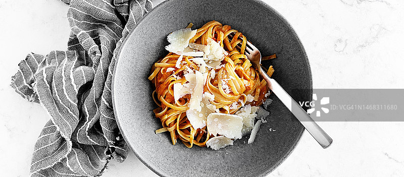 番茄酱帕尔马干酪意大利宽面条碗图片素材