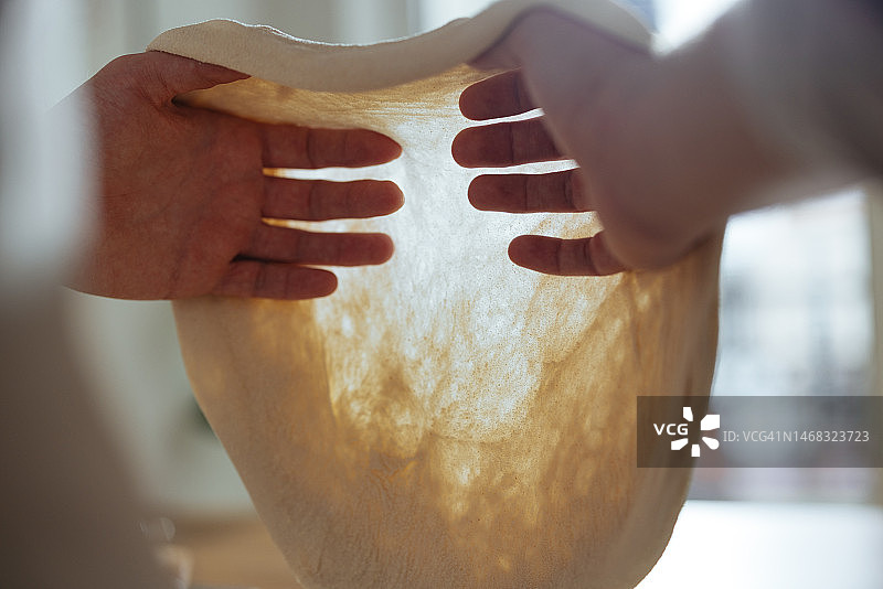 男人在家拉伸面团的双手特写照片图片素材