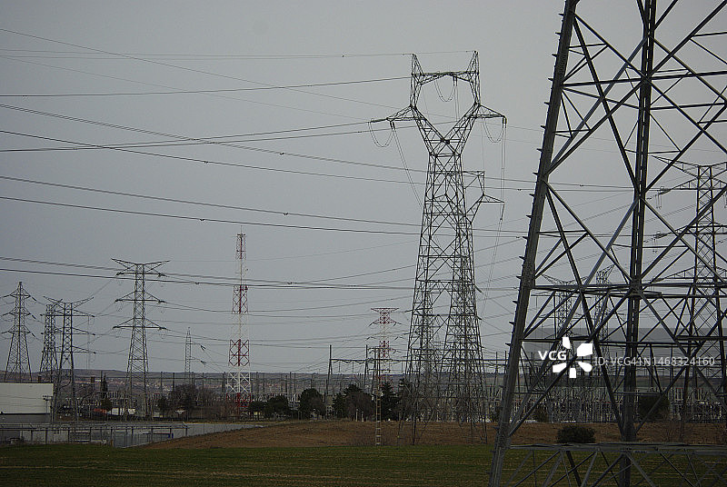 高压电缆横跨天空图片素材
