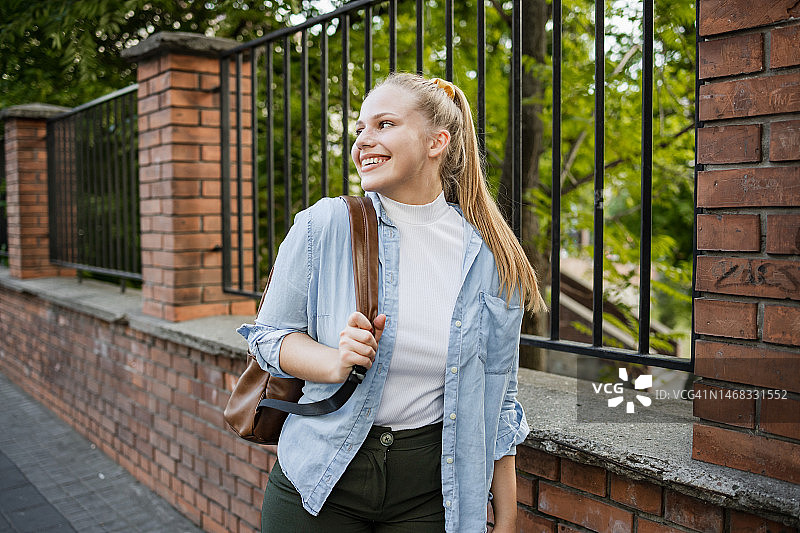 一个年轻漂亮女人的肖像图片素材