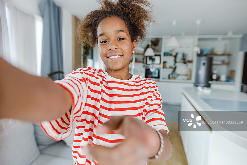 正在进行视频通话并看着镜头的少女图片素材