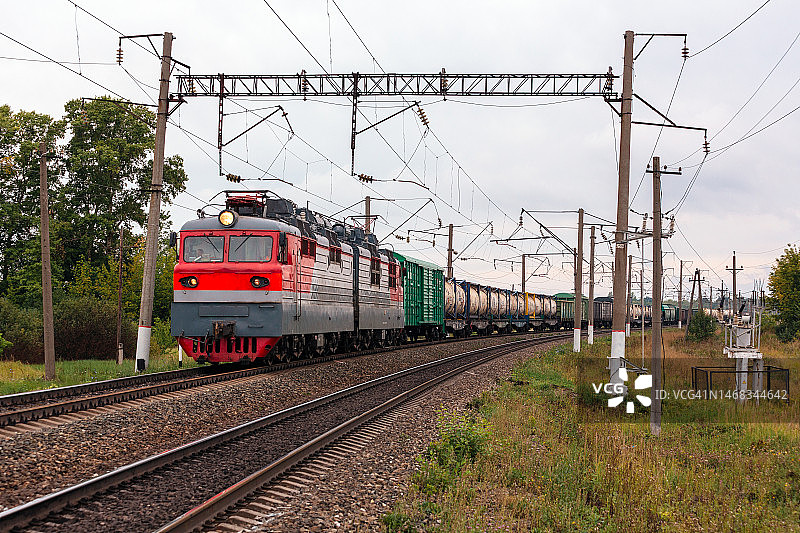 电力机车牵引货运列车图片素材