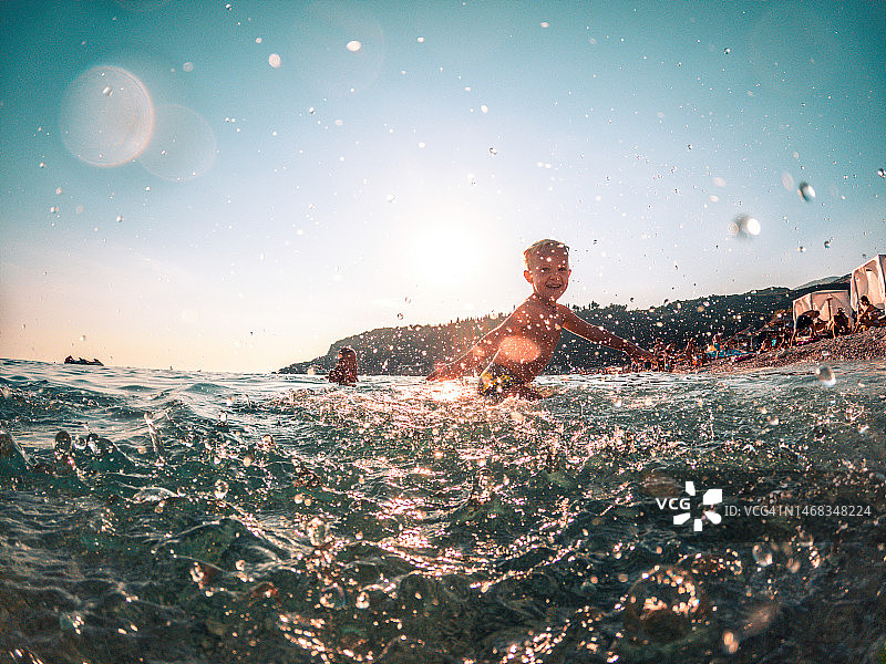 小男孩在海边享受夏天图片素材