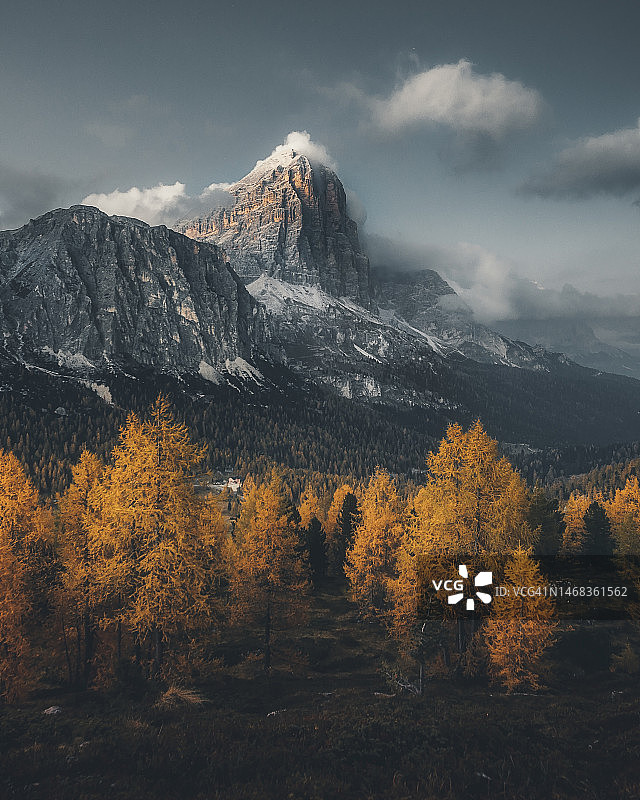意大利多洛米蒂法尔扎雷戈山口的日落山景秋色图片素材