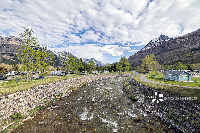 加拿大艾伯塔省沃特顿湖国家公园的卡梅伦溪和露营地图片素材